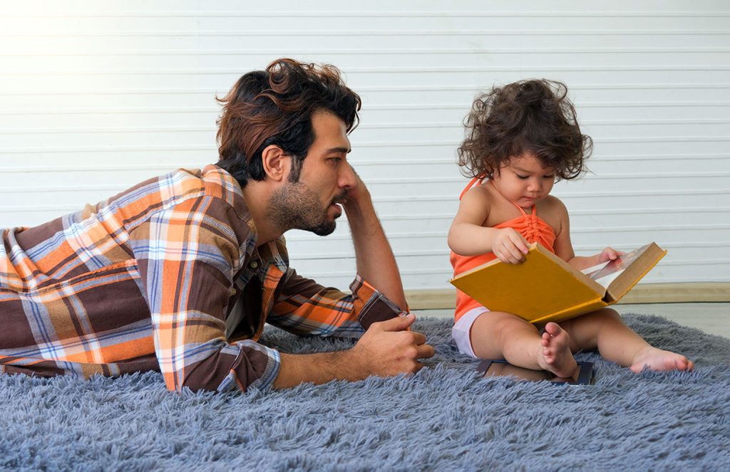 Soignant masculin et enfant avec un livre